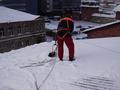 Убрать снег с крыш безопасно Убрать снег с крыш безопасно